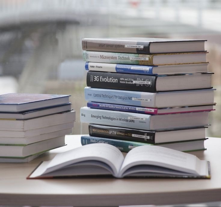 Édition d’un magazine littéraire semestriel