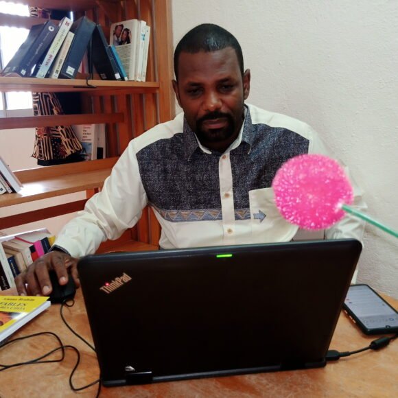 Interview du Pr Assana Brahim, théoricien de « l’écrivaintologie »